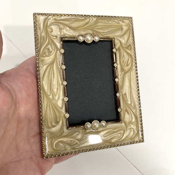 Vintage inspired standing photo frame silvertone & beige enamel faux pearls - Picture 3 of 5